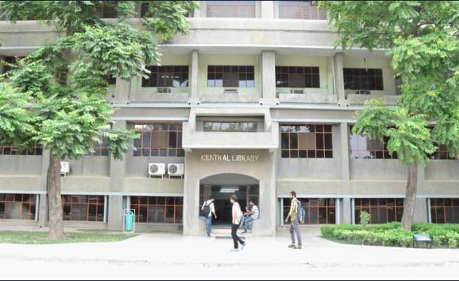 Image from Lab, Library & academic facilities album, number 10