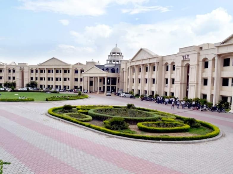 Campus view of Technocrats Institute of Technology (TIT), Technocrats Group Campus, Anand Nagar, BHEL, Bhopal, Madhya Pradesh 462021
